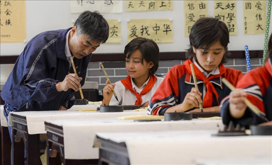 △新疆疏附縣托克扎克鎮(zhèn)中心小學(xué)書法教室內(nèi)，同學(xué)們正在學(xué)習(xí)寫毛筆字。