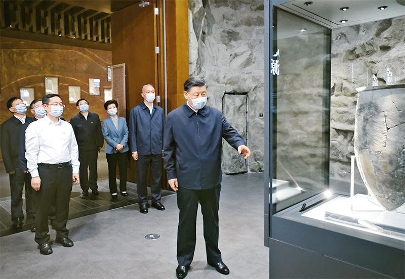 2023年6月2日，中共中央總書(shū)記、國(guó)家主席、中央軍委主席習(xí)近平在北京出席文化傳承發(fā)展座談會(huì)并發(fā)表重要講話。這是座談會(huì)前，習(xí)近平2日下午在中國(guó)歷史研究院考察。 新華社記者 鞠鵬/攝