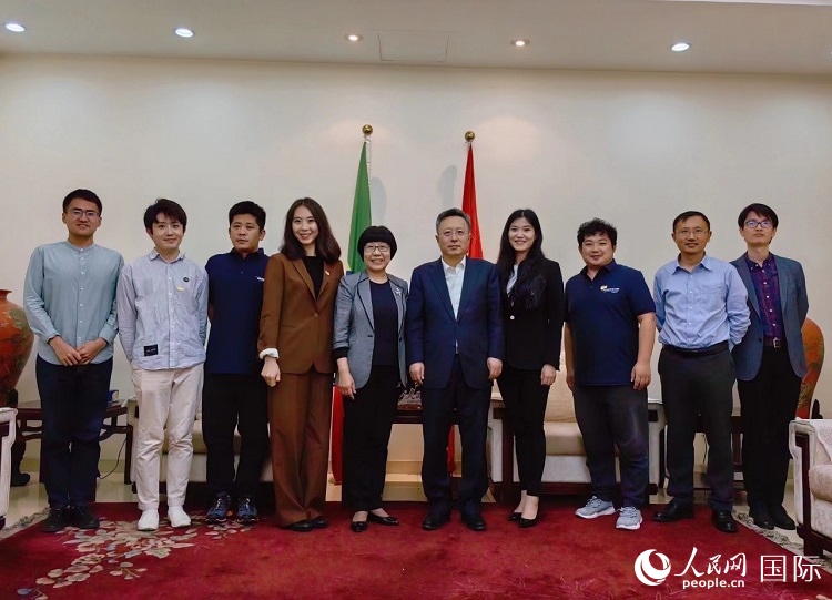 趙志遠大使（右五）、使館工作人員與人民網(wǎng)記者合影。