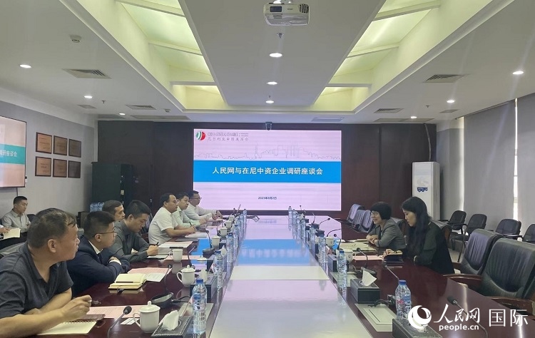 尼日利亞中國商會企業(yè)代表與人民網(wǎng)記者座談。