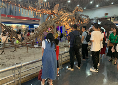 游客參觀國(guó)家自然博物館。人民網(wǎng)記者 劉穎穎攝