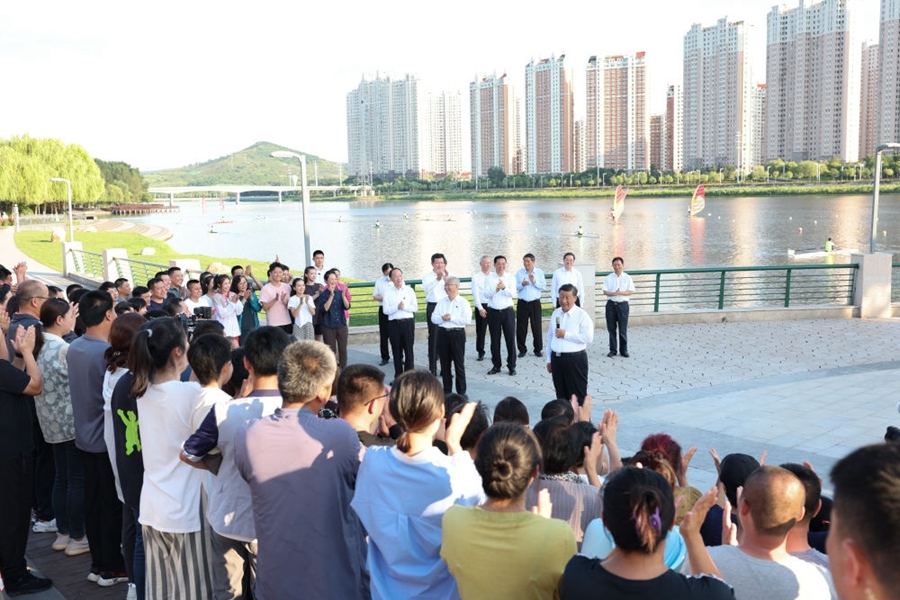 2022年8月16日，習(xí)近平在遼寧錦州東湖森林公園察看小凌河沿岸生態(tài)環(huán)境時(shí)，同正在休閑、進(jìn)行文化活動(dòng)的群眾親切交流。