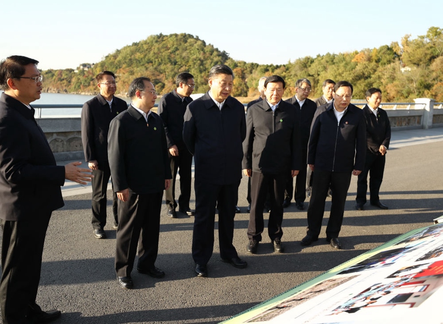 2020年11月12日，習(xí)近平在江蘇南通五山地區(qū)濱江片區(qū)，沿江邊步行察看濱江生態(tài)環(huán)境。