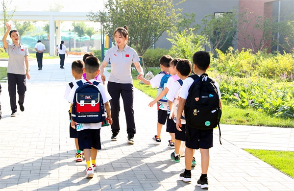 8月30日，雄安史家胡同小學(xué)學(xué)生體驗(yàn)學(xué)校生活。老師帶學(xué)生進(jìn)教室。