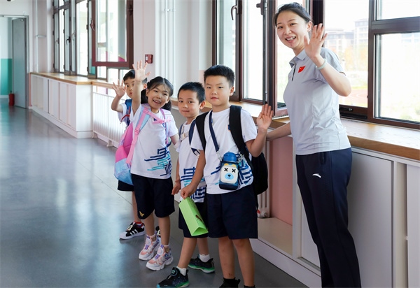 8月30日，雄安史家胡同小學(xué)學(xué)生體驗(yàn)學(xué)校生活。老師帶學(xué)生進(jìn)教室。