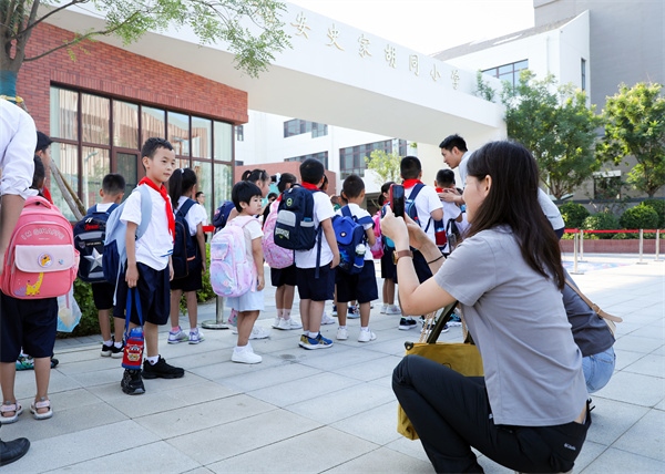 8月30日，雄安史家胡同小學(xué)學(xué)生體驗(yàn)學(xué)校生活。
