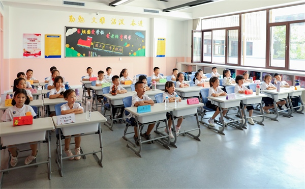 8月30日，雄安史家胡同小學(xué)學(xué)生體驗(yàn)學(xué)校生活。