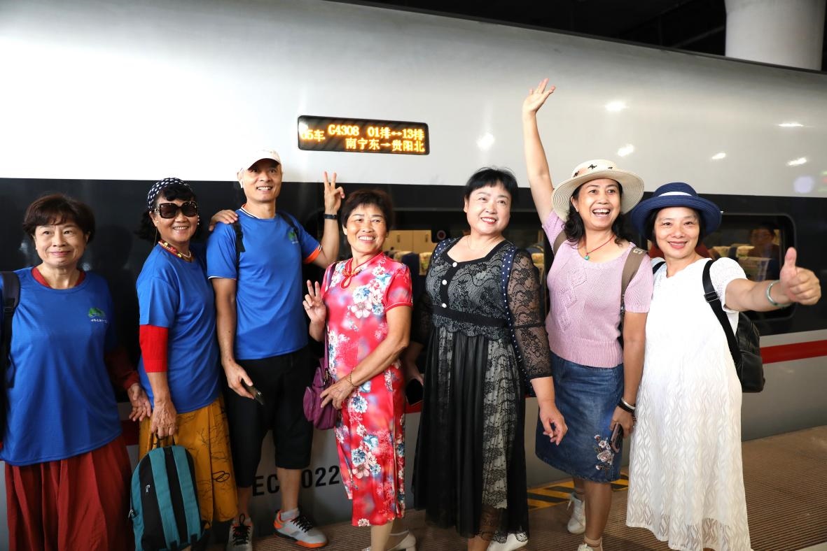 在南寧東站，旅客與貴南高鐵首發(fā)列車合影。 林祥云攝