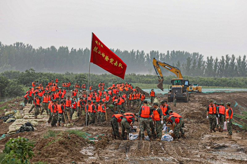△2023年8月2日，中部戰(zhàn)區(qū)陸軍第82集團軍“鐵軍旅”官兵在河北省高碑店市白溝河任務區(qū)加固岸堤。