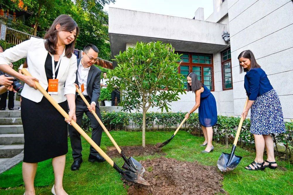 2023年8月8日，重慶史迪威博物館，史迪威將軍后代和朱德同志后代共植友誼樹。