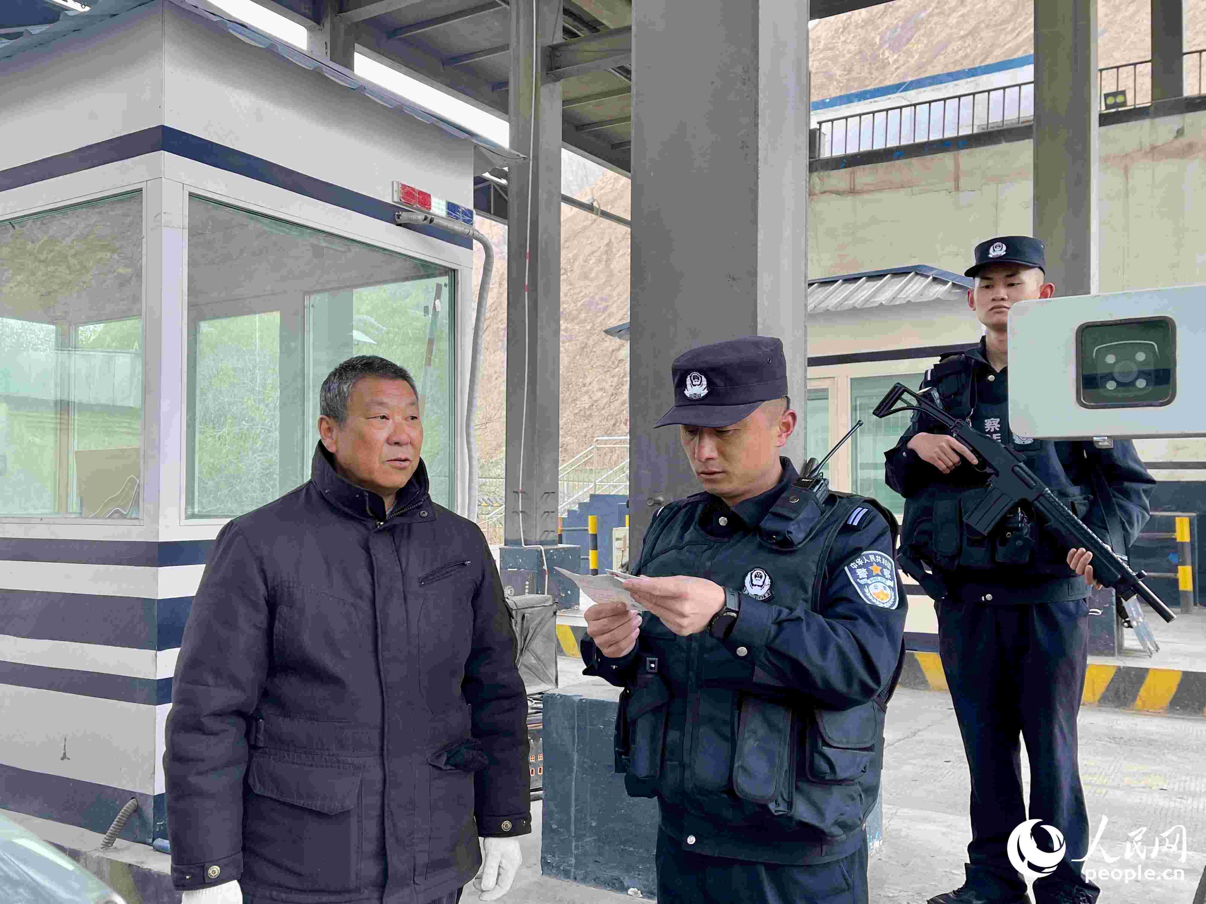 2023年5月10日，在庫地邊境檢查站，陳暢核對進出邊境管理區(qū)人員信息。人民網(wǎng) 周靜圓攝
