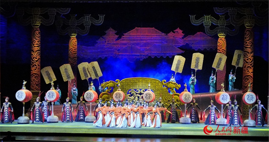 第六屆中國(guó)新疆國(guó)際民族舞蹈節(jié)開幕式上演出的歷史題材舞劇《張騫》。 人民網(wǎng) 李欣洋攝