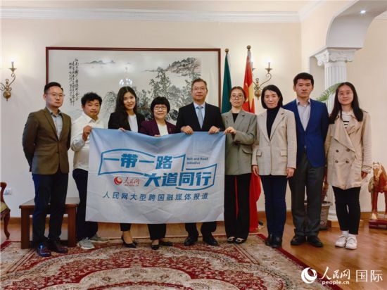 胡長春大使、駐非盟使團工作人員與人民網(wǎng)記者合影。