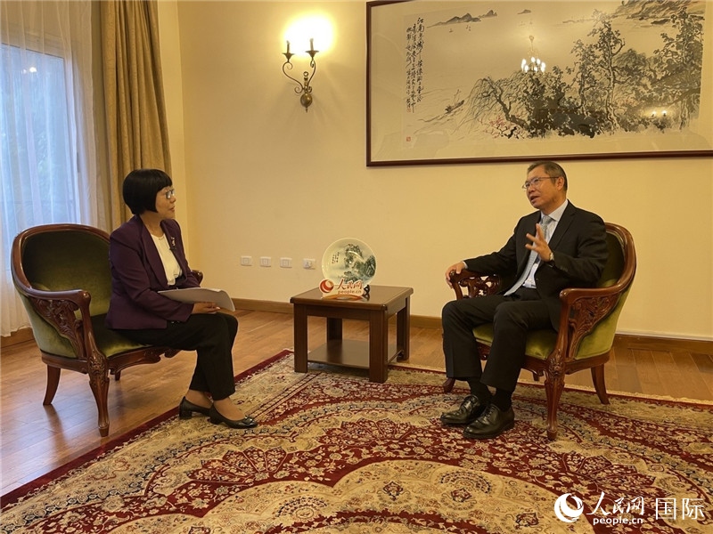 胡長春大使接受人民網(wǎng)記者唐維紅采訪。人民網(wǎng)記者 趙艷紅攝