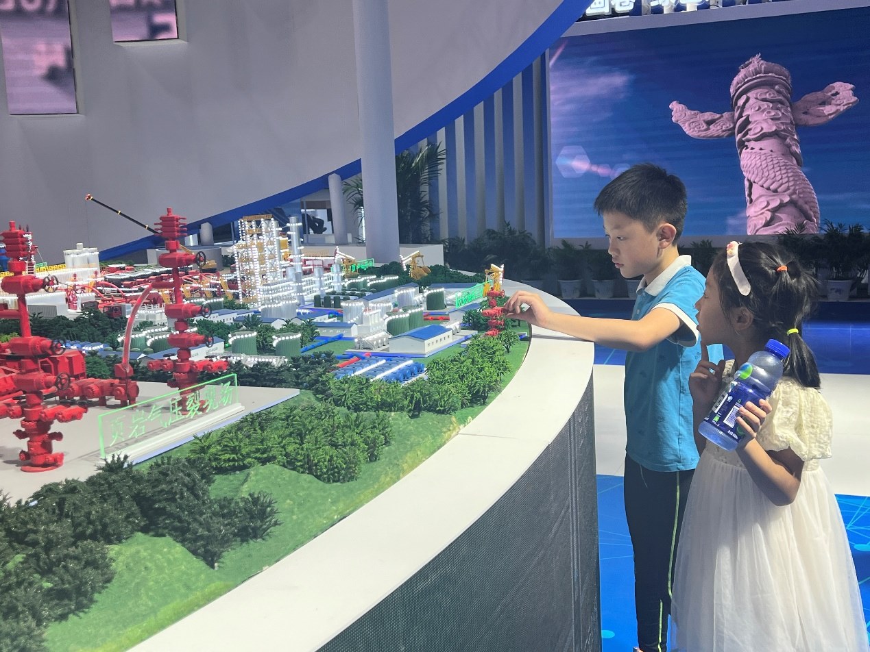 小朋友正在觀看展覽模型。人民網(wǎng) 歐陽(yáng)易佳攝