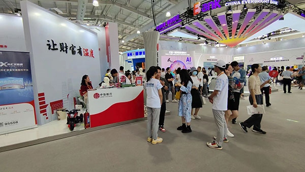 在銀行展臺(tái)，“溫度”成為了高頻詞匯。人民網(wǎng)記者 李彤?dāng)z