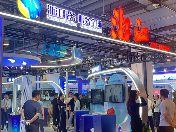 在浙江省交易團(tuán)展區(qū)，數(shù)字支付技術(shù)吸引了觀展群眾的目光。人民網(wǎng)記者 李彤?dāng)z