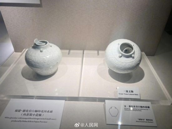 福建德化窯白釉印花四系罐（左）。人民網(wǎng)記者 李娜攝