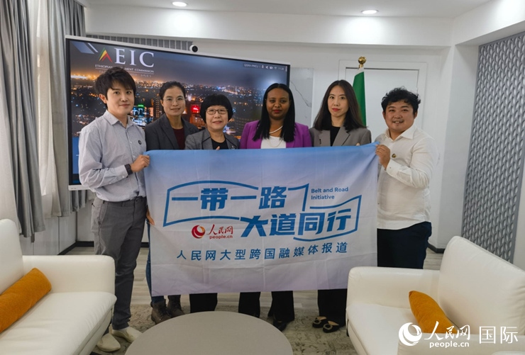 萊利斯（右三）、埃塞投資委中國(guó)投資顧問(wèn)萬(wàn)巧云（左二）與人民網(wǎng)記者合影。