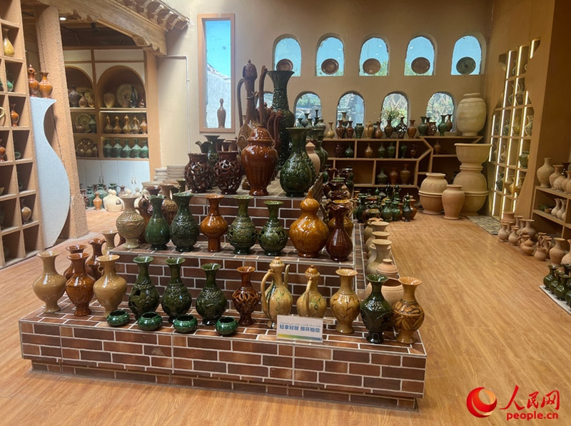 土陶展覽館內(nèi)展示的精美土陶制品。人民網(wǎng)記者 常雪梅攝