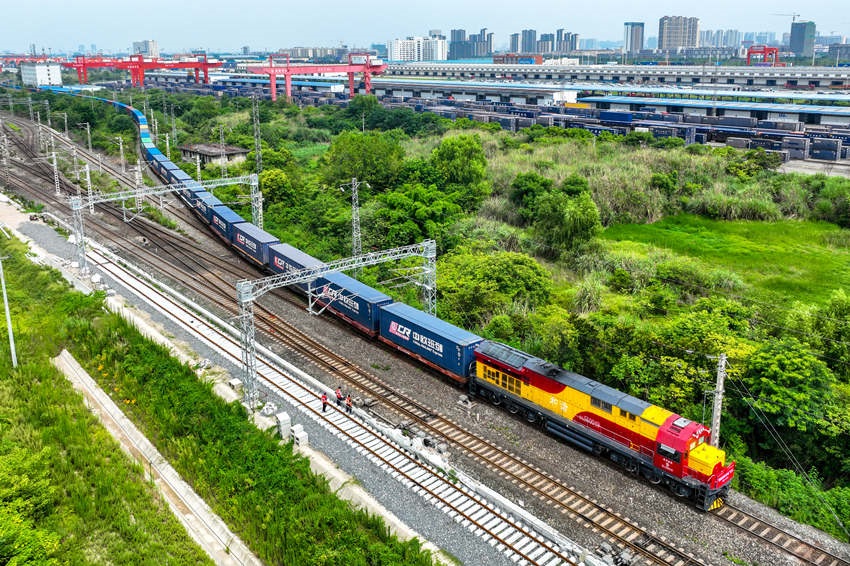 中歐班列（成渝）駛出成都國(guó)際鐵路港。青白江區(qū)委宣傳部供圖