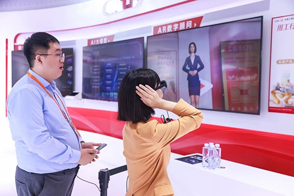 在工商銀行展臺，數(shù)字員工“工曉伴”與觀展游客互動(dòng)。受訪者供圖