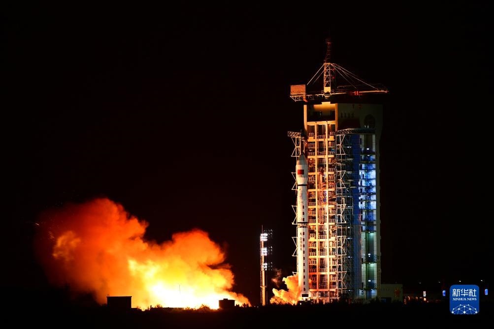 9月7日02時(shí)14分，我國(guó)在酒泉衛(wèi)星發(fā)射中心使用長(zhǎng)征四號(hào)丙運(yùn)載火箭，成功將遙感三十三號(hào)03星發(fā)射升空，衛(wèi)星順利進(jìn)入預(yù)定軌道，發(fā)射任務(wù)獲得圓滿成功。新華社發(fā)（汪江波 攝）