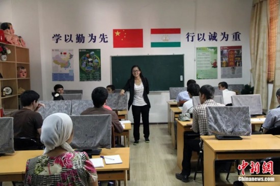 2014年，塔吉克斯坦國立民族大學的孔子學院內(nèi)，教師正在為塔吉克斯坦學生授課。田冰 攝