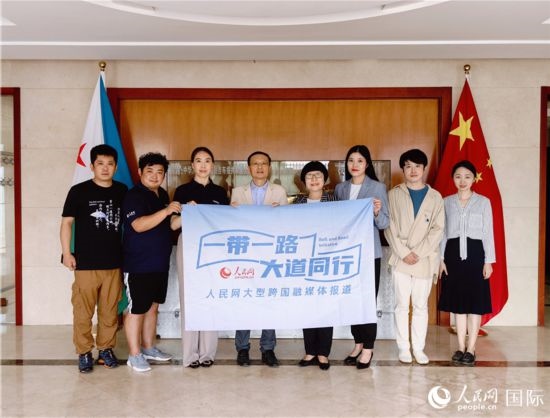 胡斌大使（左四）、使館工作人員與人民網(wǎng)監(jiān)事會主席唐維紅（右四）一行合影。