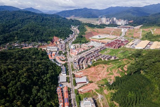 磨憨口岸俯瞰，右前方高層白色建筑群為老撾境內(nèi)。人民網(wǎng)記者 符皓攝