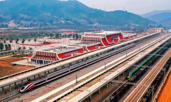 對(duì)向行駛的國(guó)際客運(yùn)列車(chē)“復(fù)興號(hào)”和“瀾滄號(hào)”在磨憨站交匯。楊紫軒攝