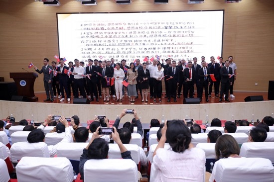 7月31日，昆明鐵道職業(yè)技術(shù)學(xué)院舉行援老撾鐵道職業(yè)技術(shù)學(xué)院項(xiàng)目教育能力建設(shè)教師培養(yǎng)班結(jié)業(yè)典禮。昆明鐵道職業(yè)技術(shù)學(xué)院供圖