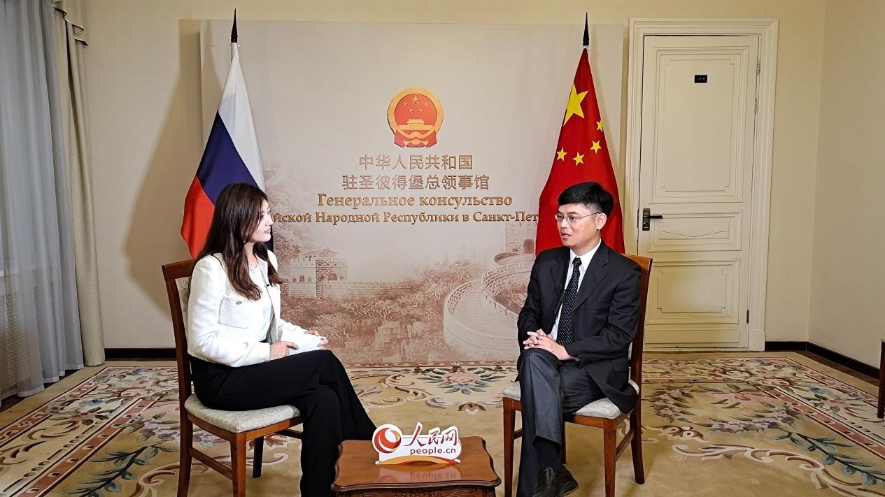 中國駐圣彼得堡副總領(lǐng)事張曉慶（右）接受人民網(wǎng)記者申佳平采訪。人民網(wǎng)記者 劉凡攝