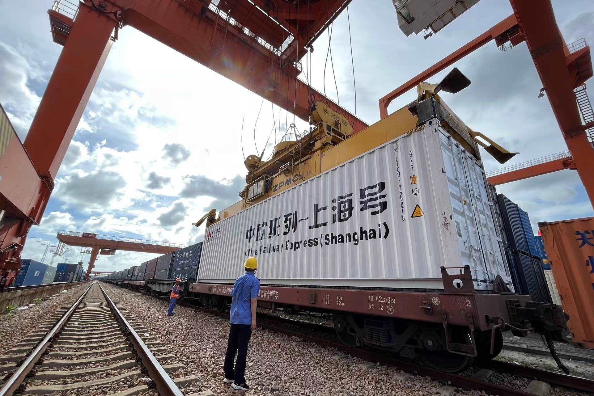 鐵路上海貨運(yùn)中心閔行站貨場內(nèi)，吊機(jī)在貨運(yùn)員的監(jiān)裝下進(jìn)行裝車落箱作業(yè)。人民網(wǎng) 皇甫萬里攝