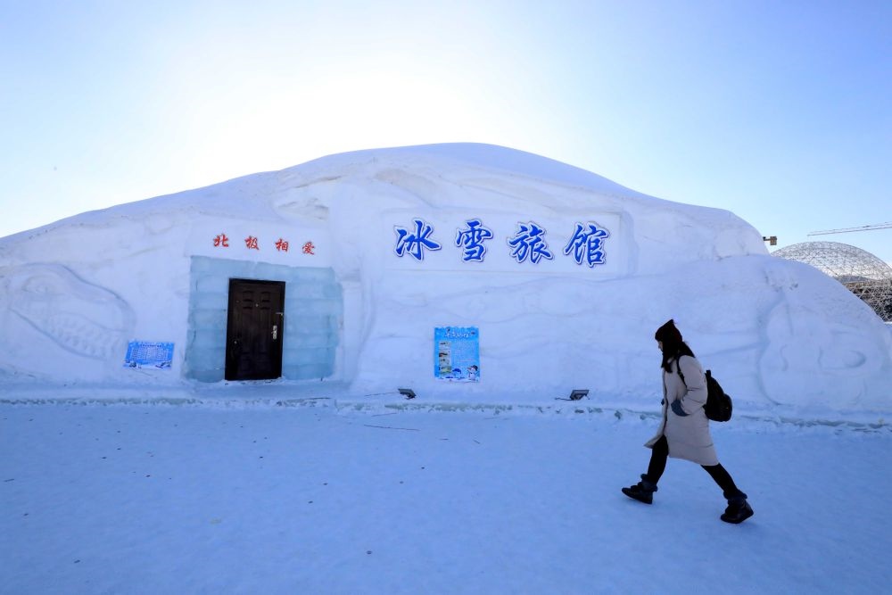 游客從北極村冰雪旅館的一個(gè)房間前走過（2018年1月31日攝）。