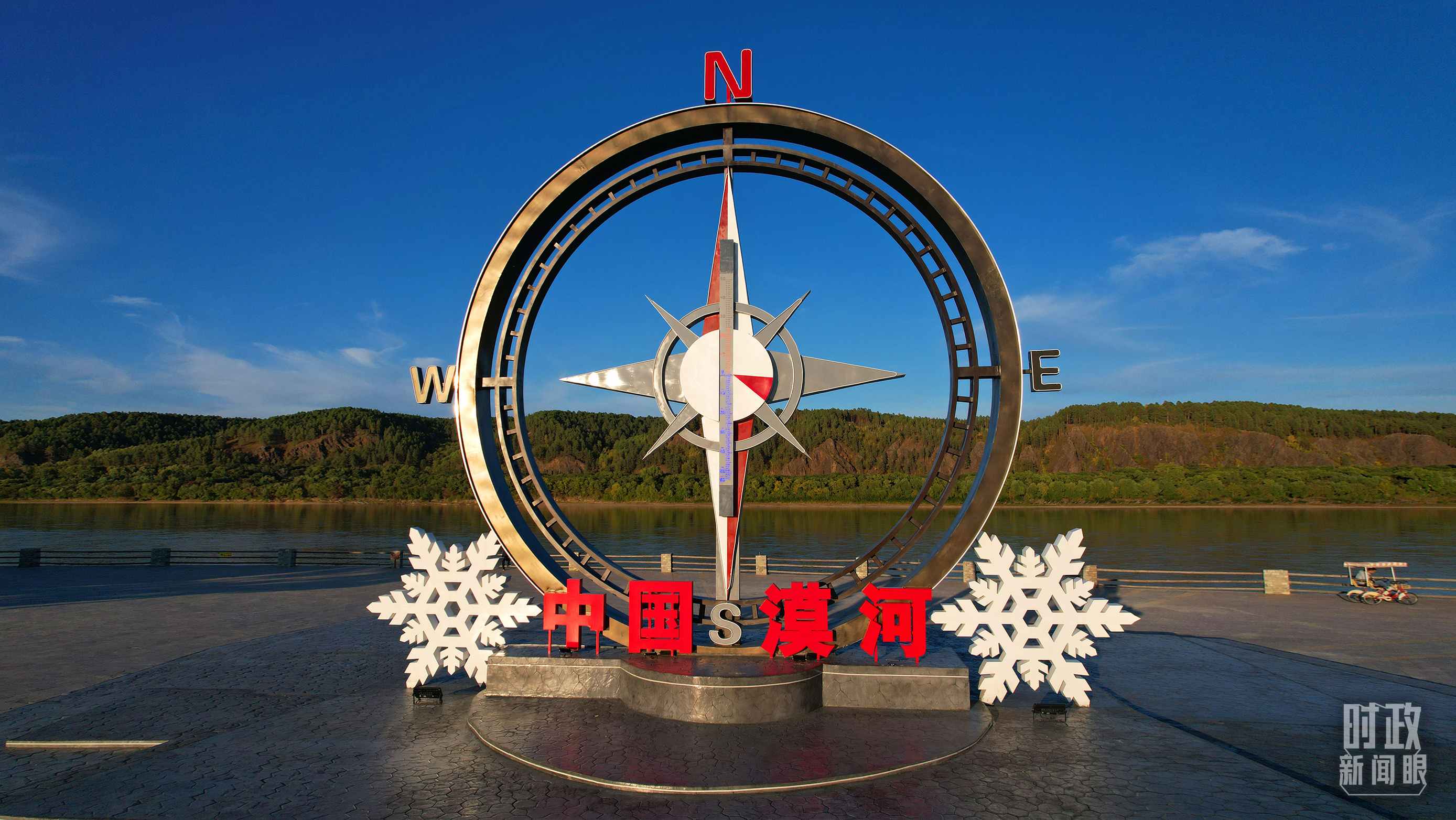 △指北針雕塑是北極村標(biāo)志性建筑之一，其紅色指針指向正北方。上面的大型溫度計高12.22米，象征北極村位于東經(jīng)122°20′。（總臺央視記者范凱拍攝）