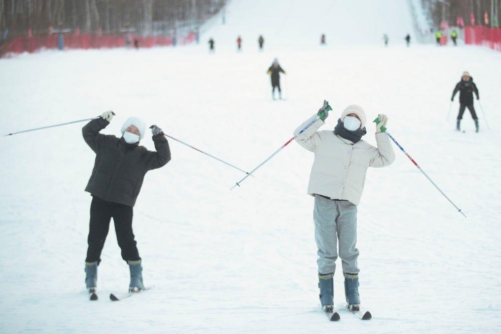 △2023年1月7日，游客在北極村滑雪場內(nèi)體驗(yàn)滑雪。