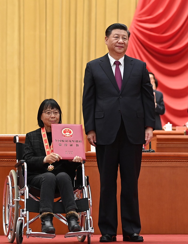 2021年2月25日，全國脫貧攻堅總結表彰大會在北京人民大會堂隆重舉行。習近平為全國脫貧攻堅楷模榮譽稱號獲得者張桂梅頒獎。