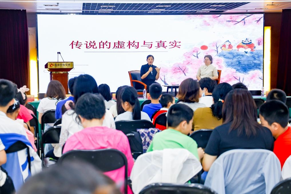 經(jīng)典閱讀進(jìn)社區(qū)——十月少年文學(xué)創(chuàng)享會走進(jìn)裕中東里。主辦方供圖