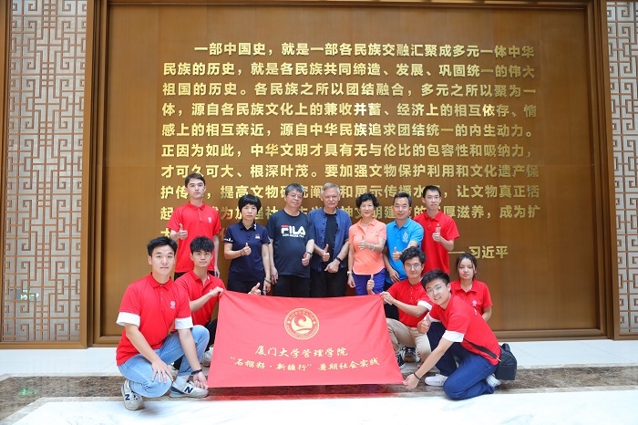 潘維廉和實(shí)踐隊(duì)師生在昌吉州博物館合影。主辦方供圖