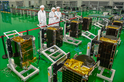 △2022年10月17日，位于吉林長春的長光衛(wèi)星技術(shù)股份有限公司科研人員在衛(wèi)星總裝測試大廳進行相關(guān)測試工作。