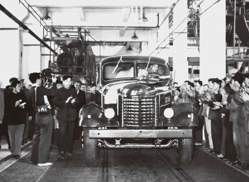 △1956年7月13日，第一輛解放牌汽車駛下裝配線。