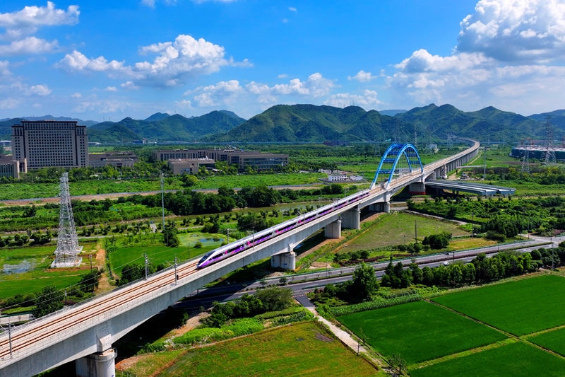 復(fù)興號亞運(yùn)智能動(dòng)車組列車。上海鐵路局融媒體中心供圖