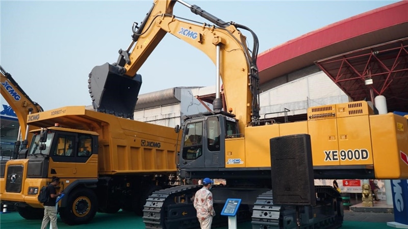 徐工集團(tuán)展出的90噸礦用挖掘機(jī)與80噸自卸車。石偉攝影