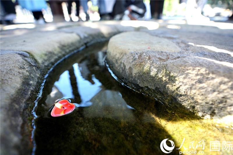 圖為水渠里流過的“桃心”蠟燭。人民網(wǎng) 盧鵬宇攝