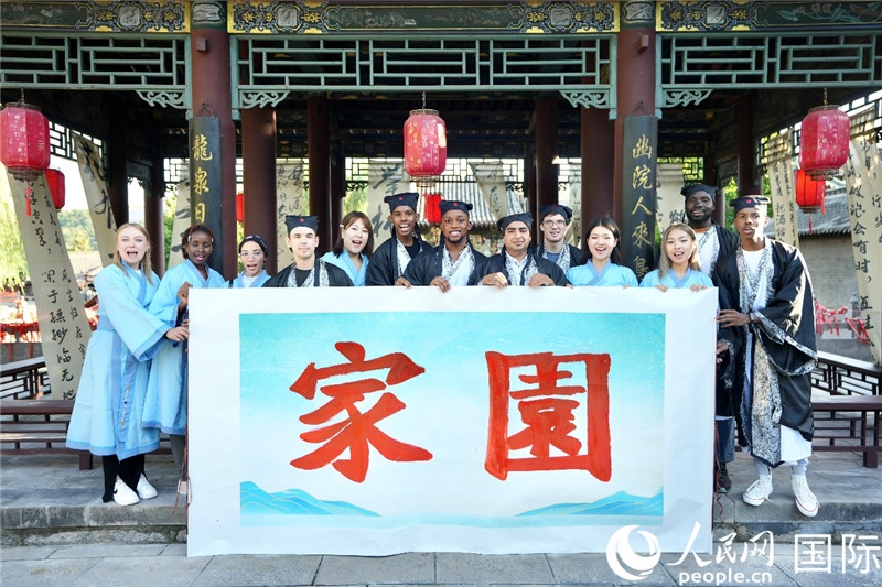 選手們共同寫下的“家園”。人民網(wǎng) 盧鵬宇攝