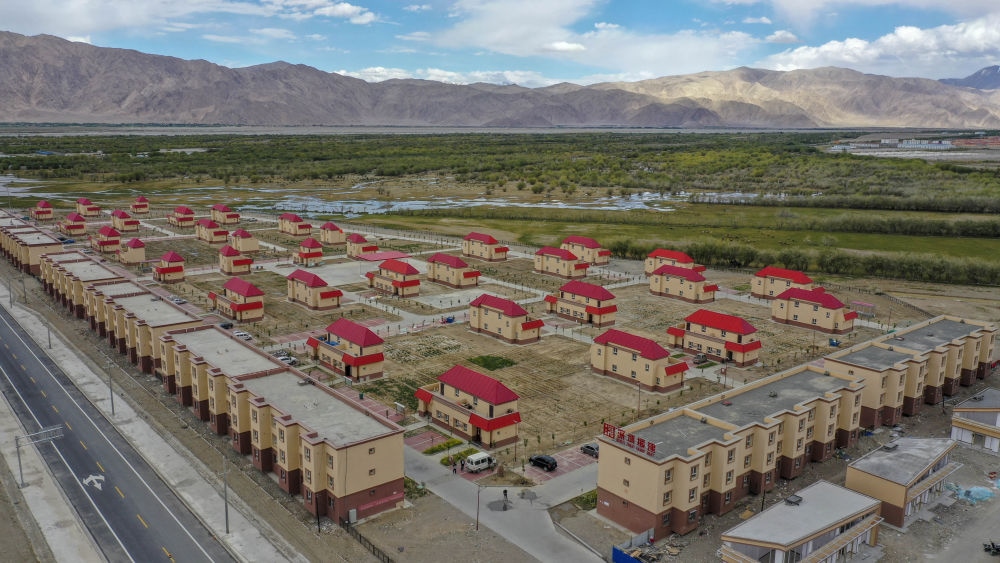 這是由深圳援疆修建的新疆塔什庫爾干塔吉克自治縣一處安置小區(qū)（2019年7月9日攝，無人機照片）。新華社記者 胡虎虎 攝