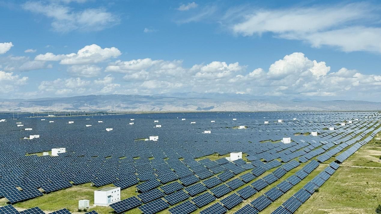 遠眺青海省海南州光伏發(fā)電園區(qū)。人民網(wǎng) 劉沛然攝