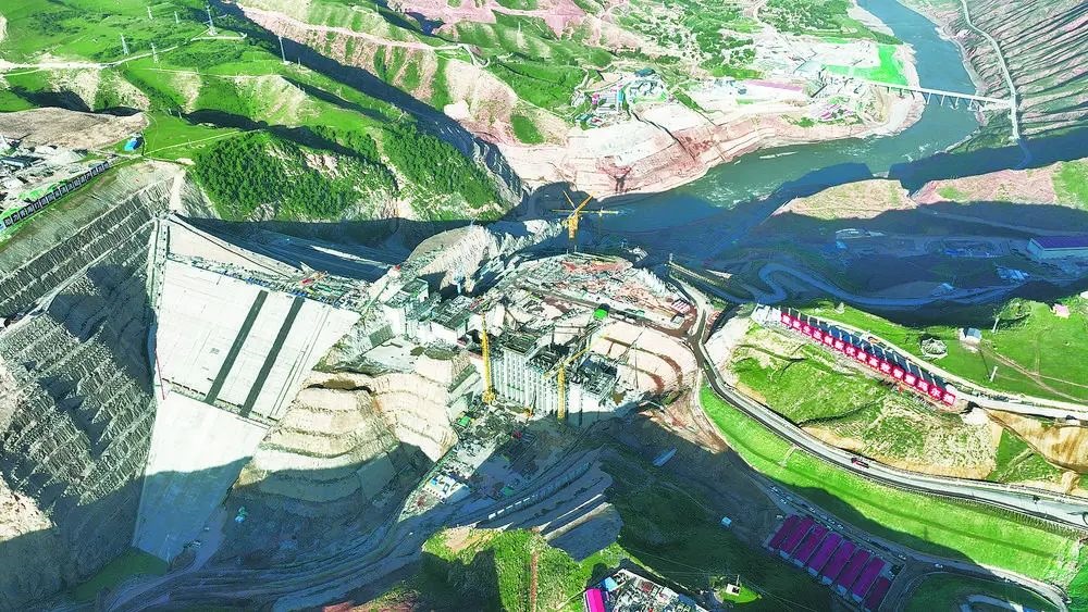 瑪爾擋水電站項目建設(shè)現(xiàn)場。國家能源集團青?，敔枔跛娬竟﹫D
