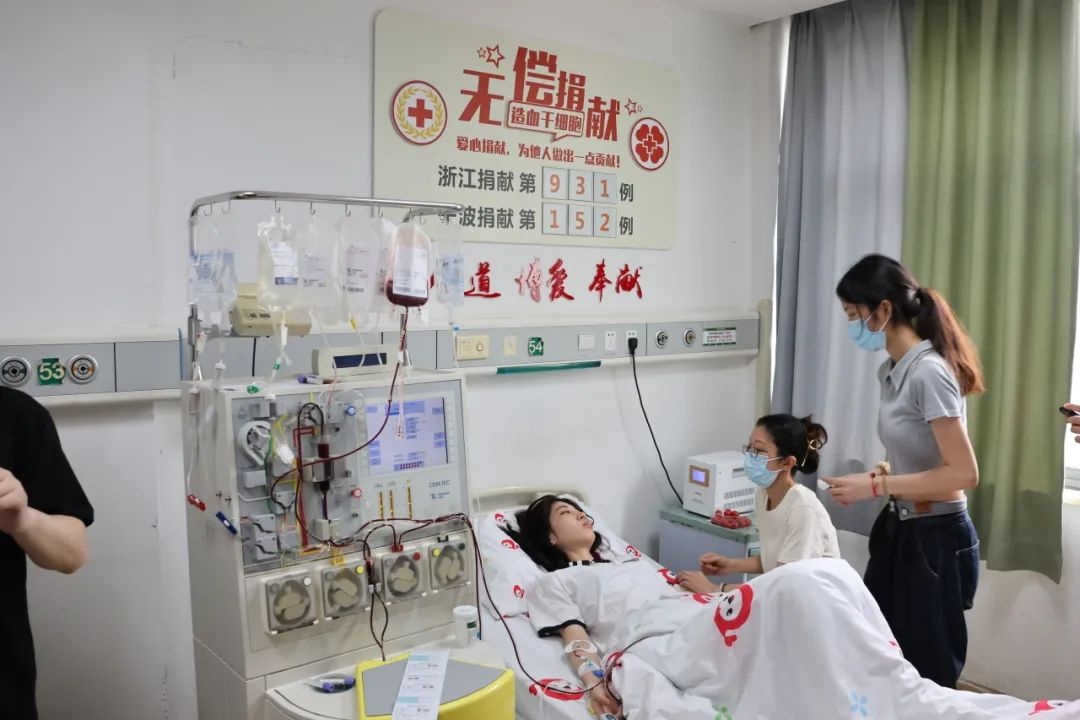 陸冰冰（右三）捐獻(xiàn)185毫升造血干細(xì)胞。受訪者供圖